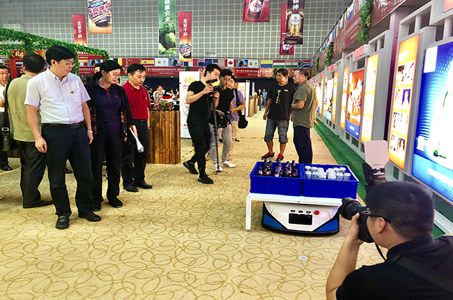 國際啤酒節(jié)：我不是酒神，我是科捷機(jī)器人